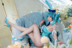 [COS Welfare] Bloger anime A Bao jest także dziewczyną-króliczkiem - biały królik miku
