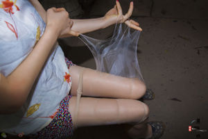 [Lise Image GIRLISS] - A garotinha catando lixo