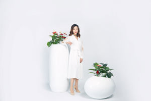 [Ness] NR 024 Poranna spokojna biała sukienka z rozcięciem