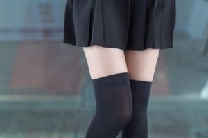 [Windfeld] NO.003 Schöne Beine aus schwarzer Seide im Freien
