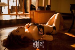 "Chica rubia revela audazmente sus pechos, hermosas espaldas, cinturas y caderas" [Fruituan Girlt] Xiong Chuan Jixin No.004