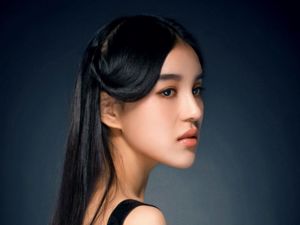 Studio shot van gemengd ras schoonheid model Shi Yiyi