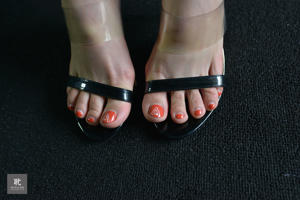[Coleção IESS Pratt & Whitney] 217 Modelo Shanshan "Bare Feet and Silk (Close-Up)"
