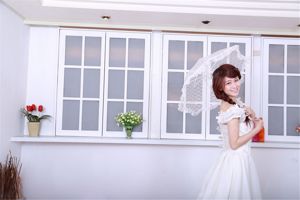 Cô gái ngây thơ của Đài Loan Bai Bai / Li Yixuan "Chụp ảnh cưới trong studio của cô gái cơ điện và điện"