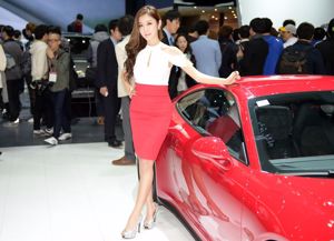 Fotosammlung des koreanischen Automodells Cui Xingya / Cui Xingers "Red Skirt Series at Auto Show"